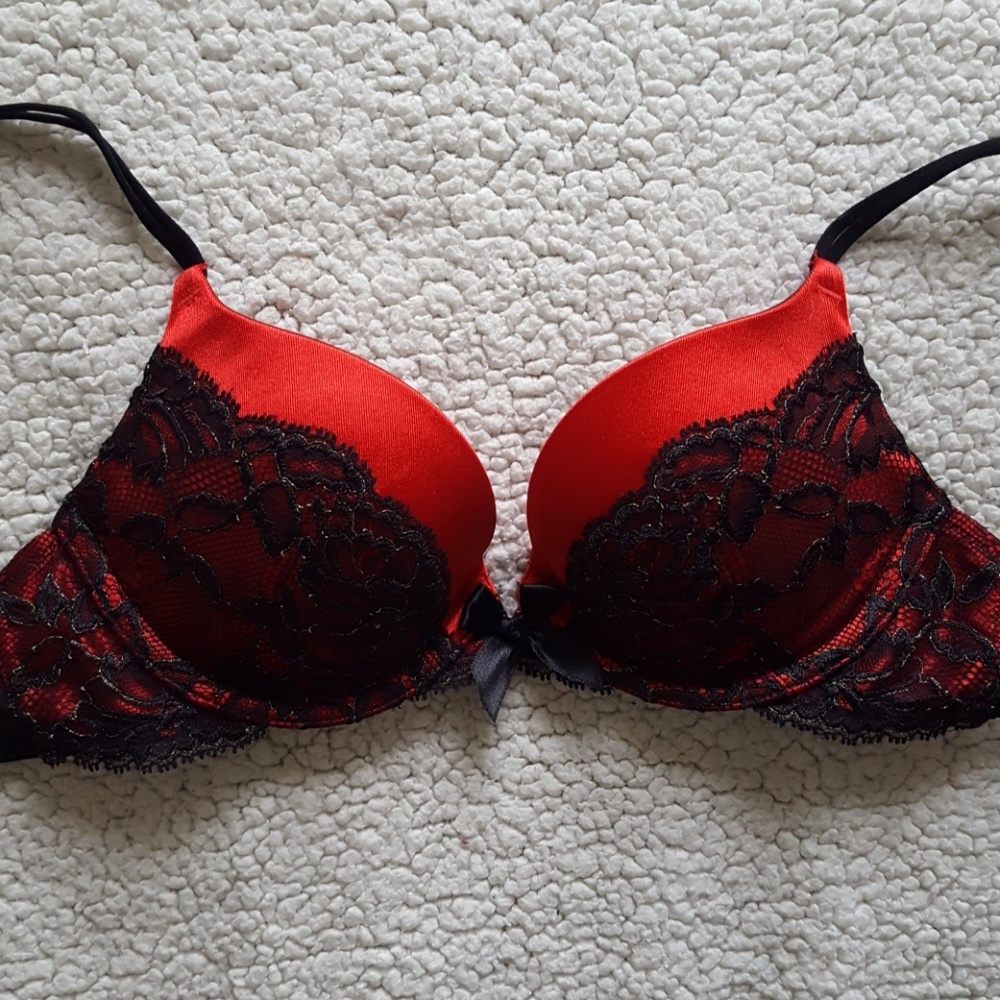 Victoria's Secret - very sexy plunge 32b red lace